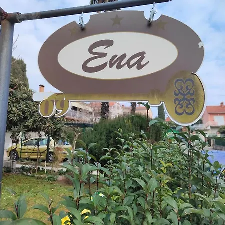 Pensión Ena 3*
